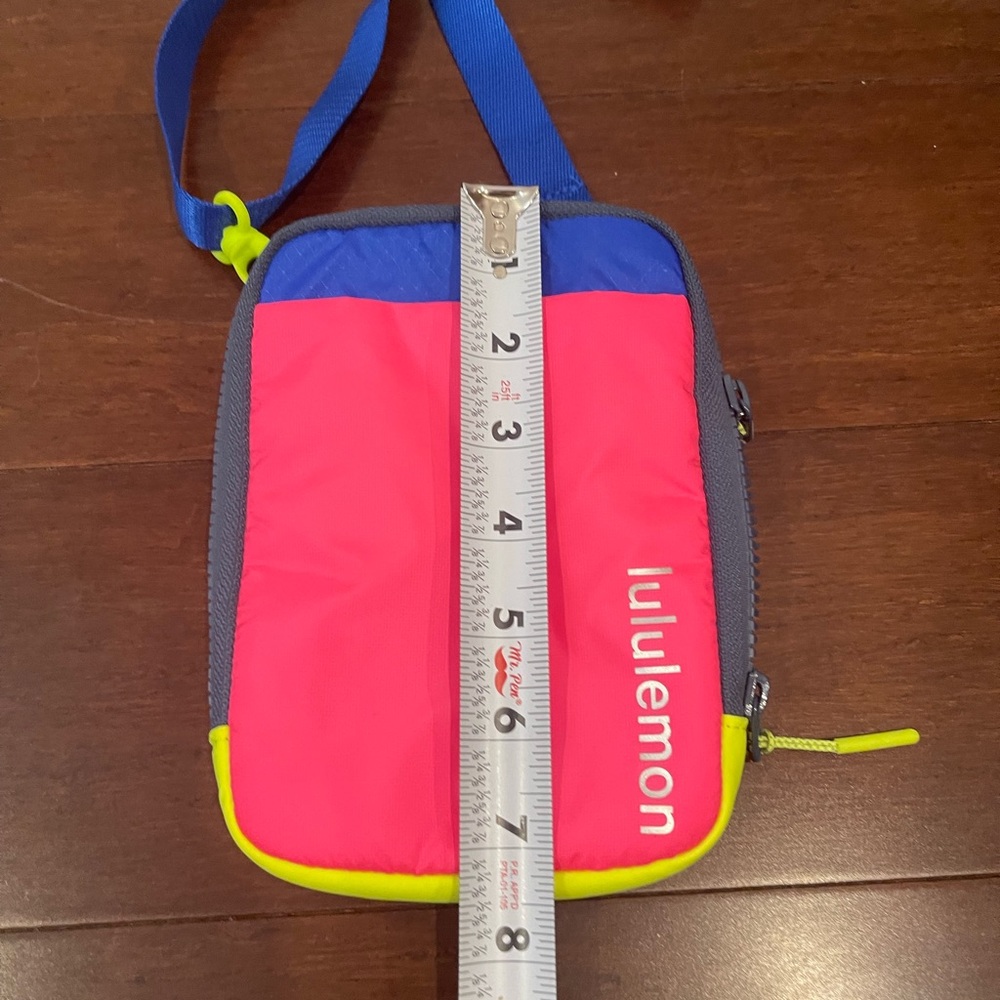Lululemon easy access Crossbody pink highlight cerulian blue multi colorblock - Picture 7 of 8